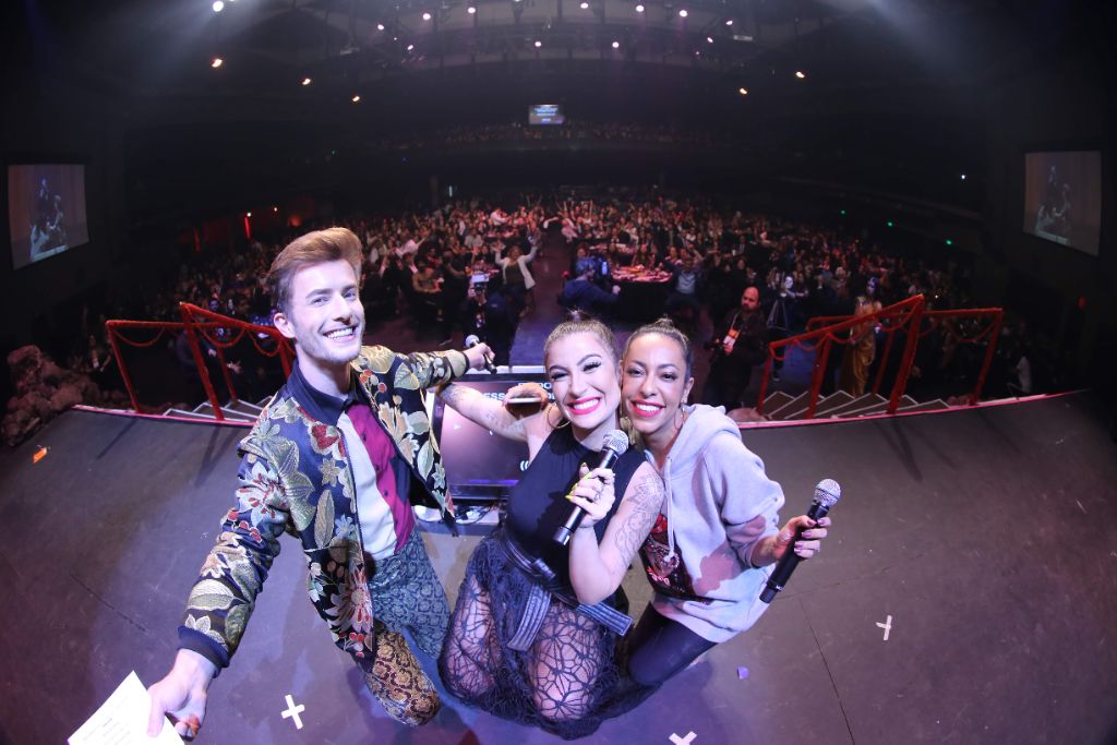 Apresentadores no palco